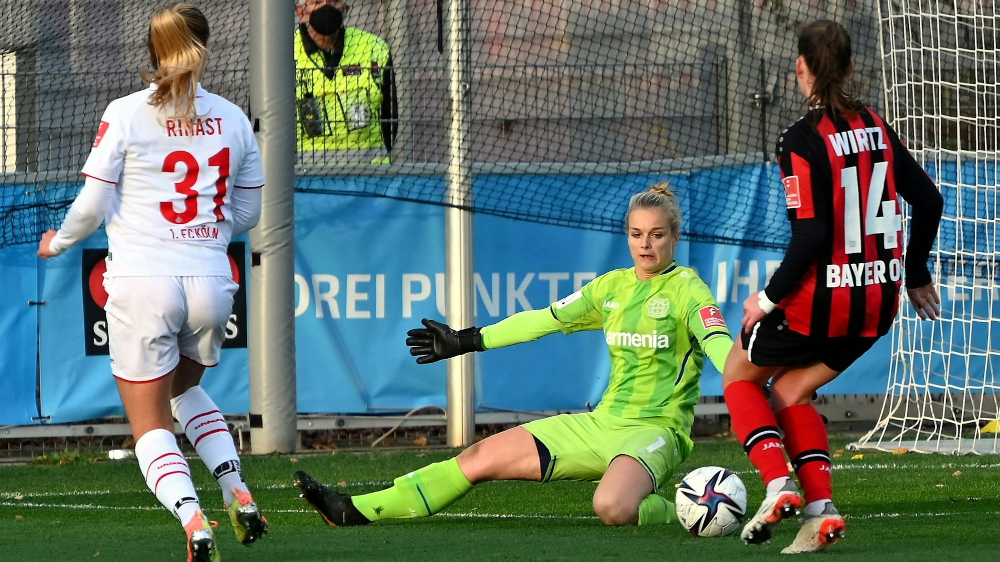 Fußball
Frauen
Bayer Leverkusen - 1.FC Köln

links: Rachel Rinast (Köln)
mitte: Anna Klink (Bayer)

Fopto: Uli Herhaus