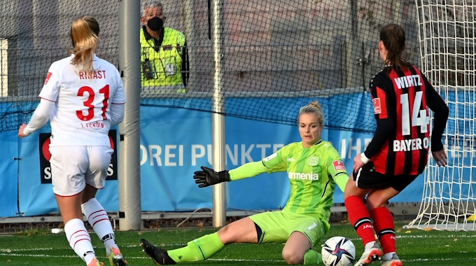 Fußball
Frauen
Bayer Leverkusen - 1.FC Köln

links: Rachel Rinast (Köln)
mitte: Anna Klink (Bayer)

Fopto: Uli Herhaus