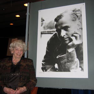 Anneliese Knoop-Graf, Schwester des von den Nazis ermordeten Willi Graf, vor einem Porträt ihres Bruders Willi Graf.