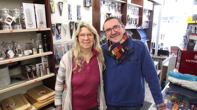 Messerschmiedemeister Günter Wolf schließt sein Geschäft an der Holzgasse in Siegburg, mit Ehefrau Iris Wolf (links).