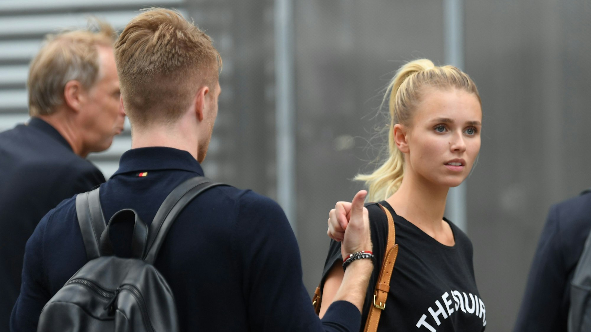 Marco Reus und seine Freundin Scarlett Gartmann stehen am Flughafen Frankfurt.