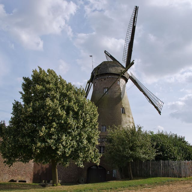Die Grottenhertener Windmühle ist noch voll funktionstüchtig und wird bei gutem Wind am Mühlentag mahlen.
