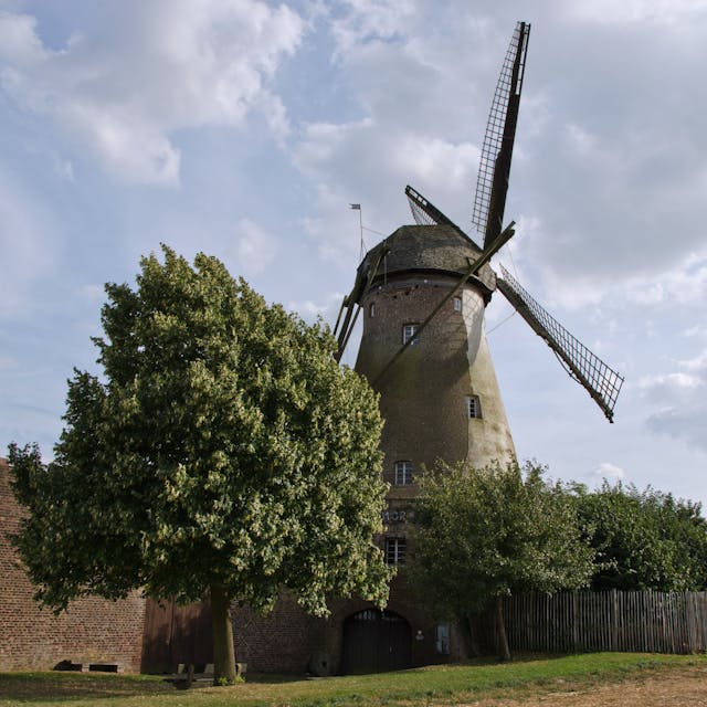 In Grottenherten, hier das Wahrzeichen des Ortes, die Windmühle, werden bald Straßen gesperrt.