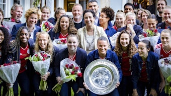 Spielerinnen von Ajax Amsterdam halten die niederländische Meisterschale bei einem Treffen mit der Amsterdamer Bürgermeisterin Femke Halsema und dem Stadtrat sowie Sportbeauftragten Sofyan Mbarki. Die Frauenmannschaft von Ajax Amsterdam hat das erste Mal seit 2018 wieder den Titel holen können.