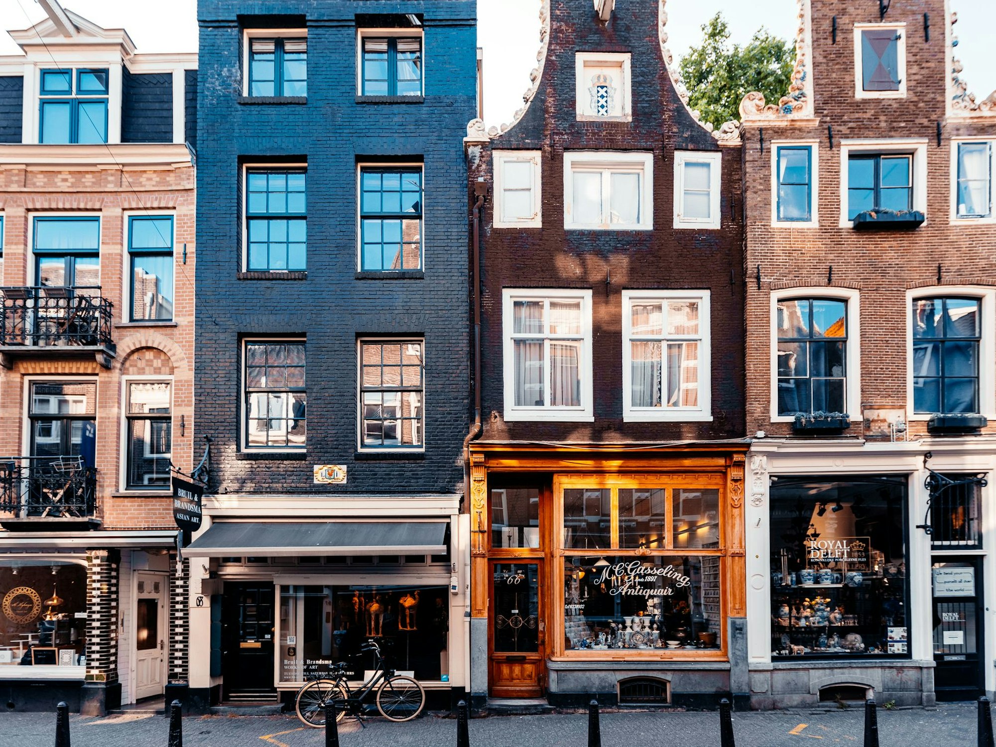 Straßenzeile in Amsterdam mit Geschäften