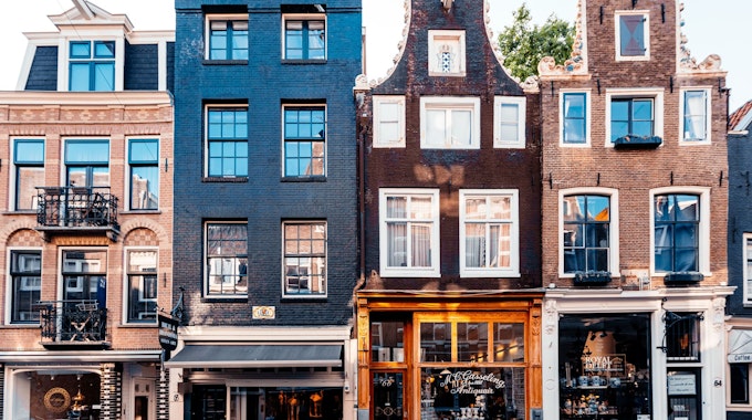 Straßenzeile in Amsterdam mit Geschäften