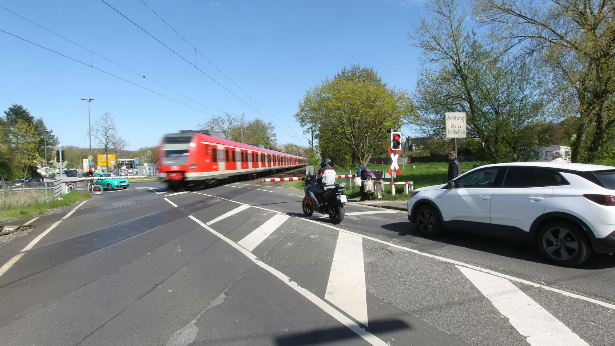 Es ist der Bahnübergang Bröltalstraße zu sehen.