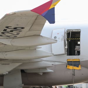 Eine Notfalltür steht bei einem AirbusA321-200 offen.