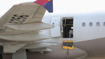 Eine Notfalltür steht bei einem AirbusA321-200 offen.