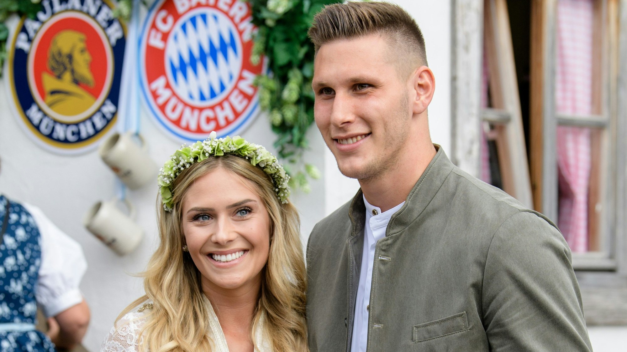 Niklas Süle vom FC Bayern München und seine Freundin Melissa Halter kommen in das Käferzelt auf dem Oktoberfest.