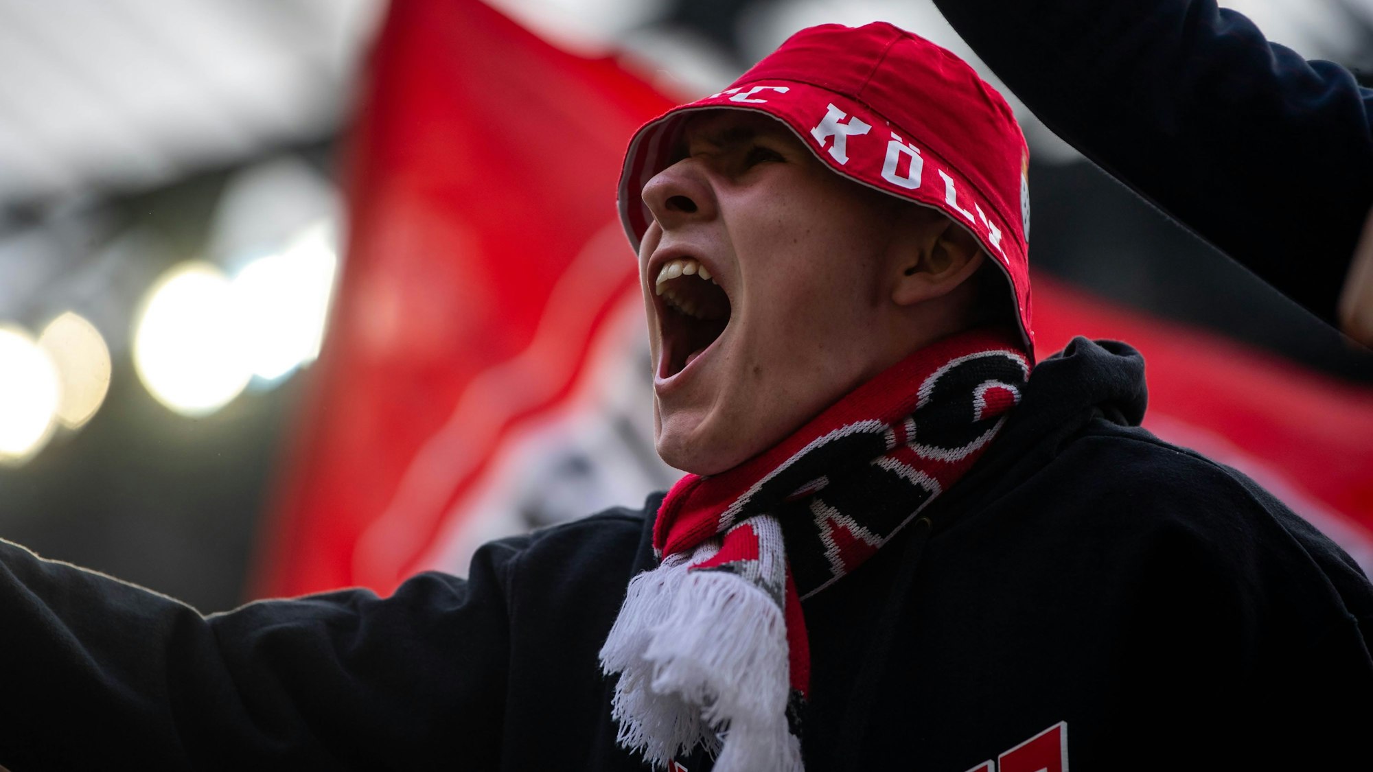 Die Fans des 1. FC Köln hoffen auf einen Sieg gegen Bayern München.