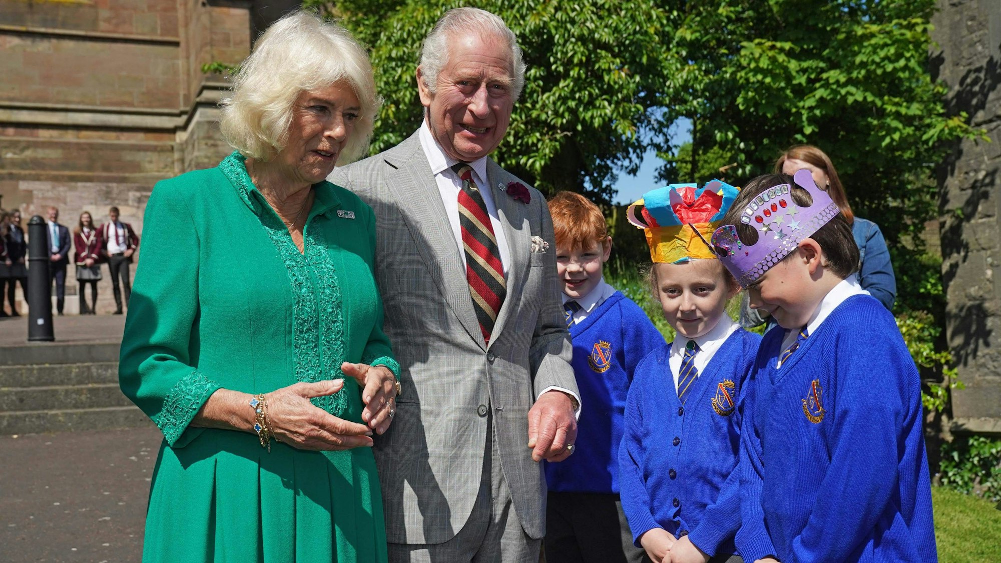 Der britische König Charles III. und die britische Königin Camilla treffen sich mit Schülern, darunter Camilla Nowawakowska und Charles Murray von der Armstrong-Grundschule.