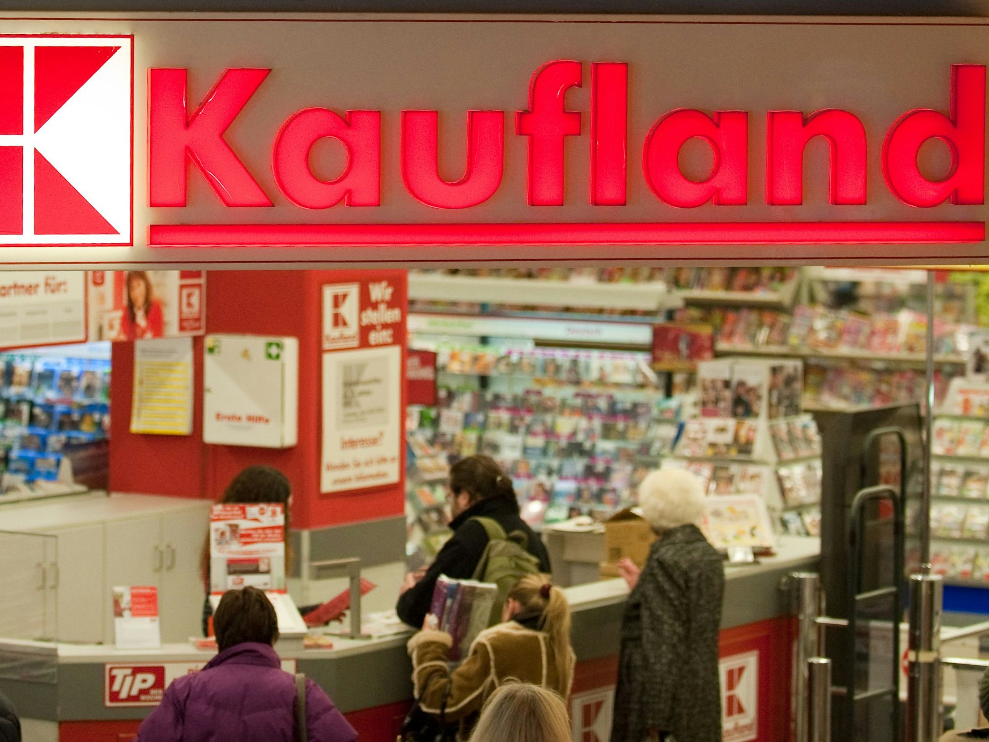 Kundinnen und Kunden stehen an der Infotheke einer Kaufland-Filiale in München (Bayern), hier im Januar 2012.
