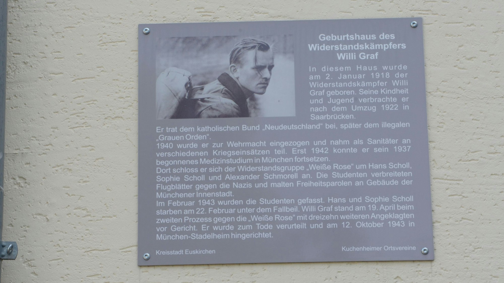 Die Gedenkplatte am Geburtshaus von Willi Graf in Kuchenheim.