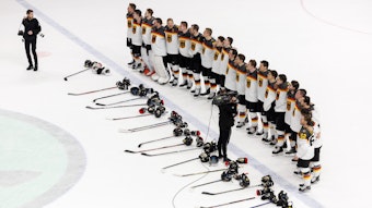 Die Spieler der deutschen Mannschaft hören nach ihrem Sieg bei der WM in Lettland die deutsche Hymne. 2027 wird die Eishockey-Wm in Deutschland stattfinden. (Symbolbild)
