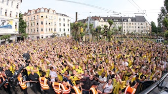 Fans feiern den BVB auf dem Borsigplatz in Dortmund.