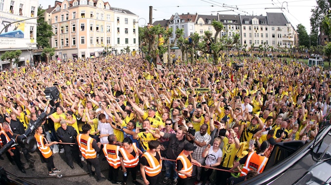 Fans feiern den BVB auf dem Borsigplatz in Dortmund.