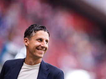 Kölns Sportdirektor Christian Keller blickt vor der Partie in die Runde. Keller wurde am Freitag in den DFB-Vorstand berufen.
