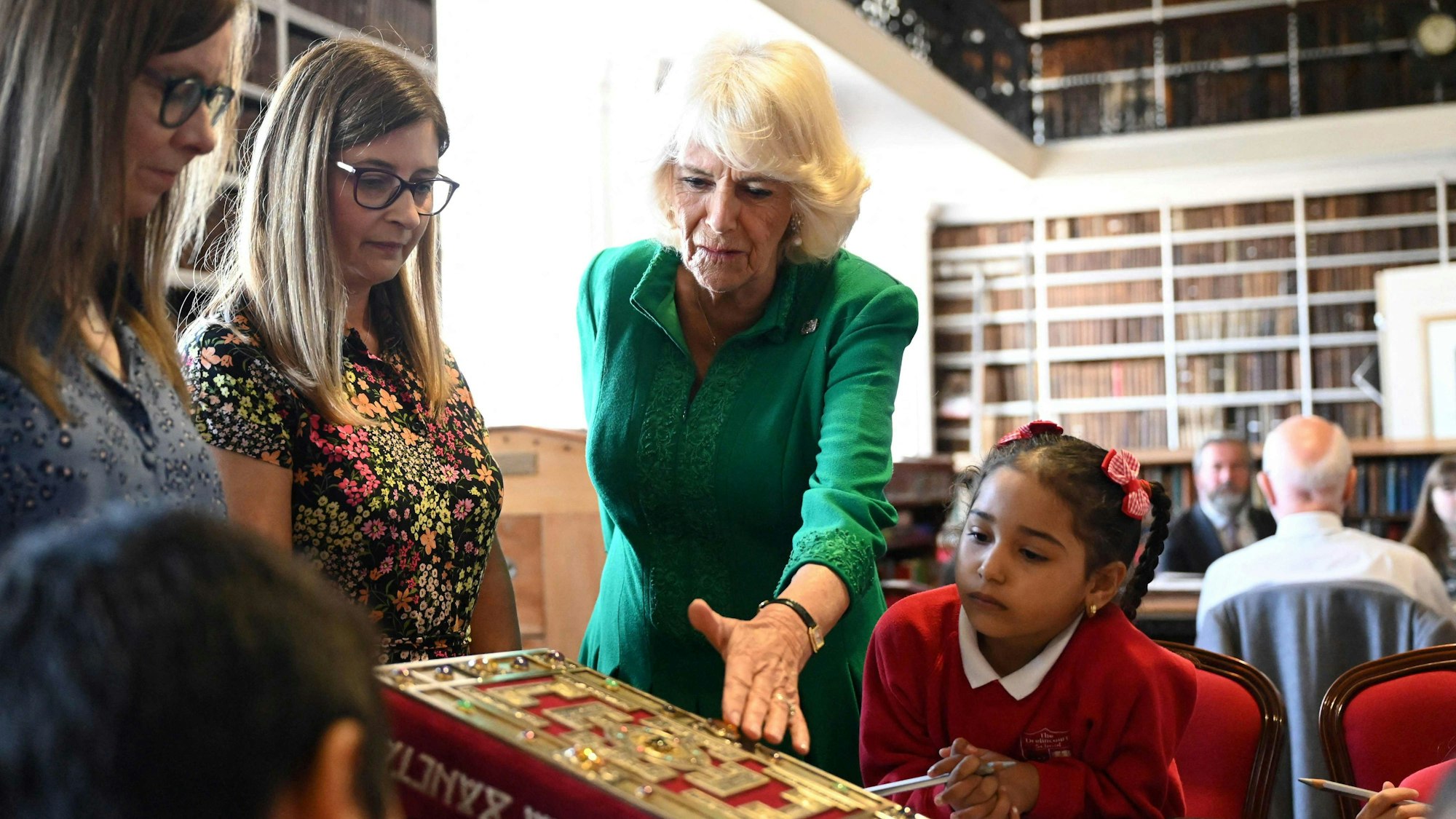 Die britische Königin Camilla besucht die Robinson Library in Armagh am 25. Mai 2023 im Rahmen eines zweitägigen Besuchs in Nordirland.