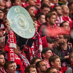 Eine Papp-Meisterschale unter den Bayern-Fans