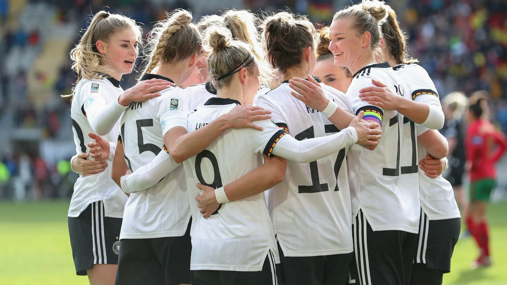 Die deutsche Frauen-Nationalmannschaft feiert ein Tor auf dem Platz.