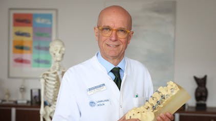 Der Universitäts-Professor Dr. Peer Eysel ist Spezialist für Rückenschmerzen.

