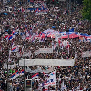 Eine Gesamtansicht einer Großkundgebung zur Unterstützung von Präsident Vucic vor dem serbischen Parlamentsgebäude. Unter dem Motto "Serbien hofft" sollen mehr als 100.000 Anhänger in Belgrad aufmarschieren.