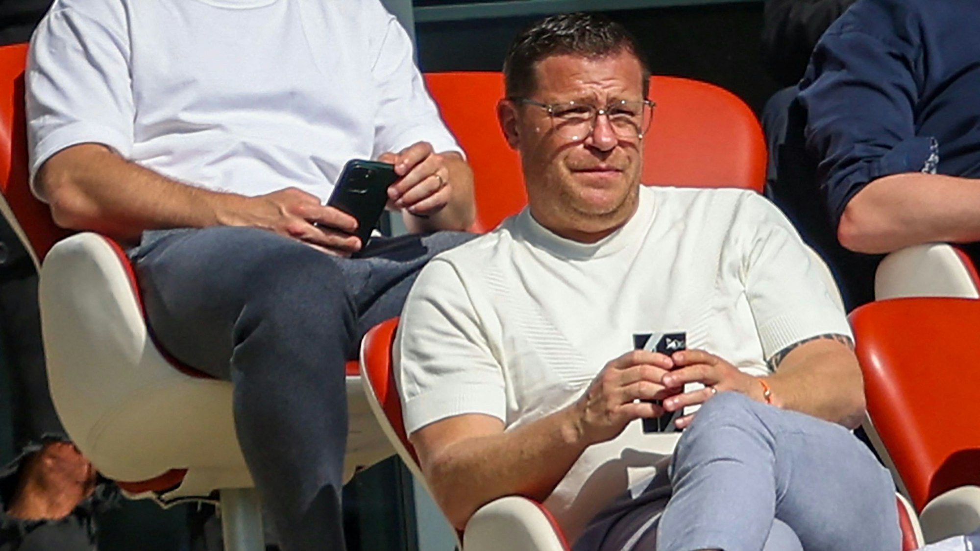 Max Eberl sitzt bei einem Spiel von RB Leipzig auf der Tribüne.