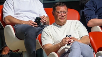 Ex-Gladbach-Manager Max Eberl, hier zu sehen während des Bundesliga-Duells seines jetzigen Klubs RB Leipzig gegen Schalke 04 am 27. Mai 2023. Eberl hat einen Getränke-Becher in den Händen.