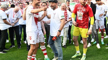 Kölns Jonas Hector (l.) und Torhüter Timo Horn (r.) reagieren bei ihrer Verabschiedung neben Trainer Steffen Baumgart.