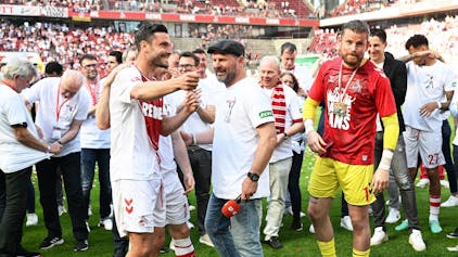 Kölns Jonas Hector (l.) und Torhüter Timo Horn (r.) reagieren bei ihrer Verabschiedung neben Trainer Steffen Baumgart.