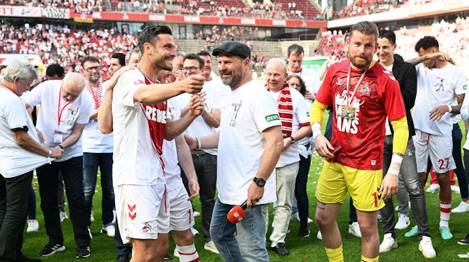 Kölns Jonas Hector (l) und Torhüter Timo Horn (r) bei ihrer Verabschiedung neben Trainer Steffen Baumgart (M).