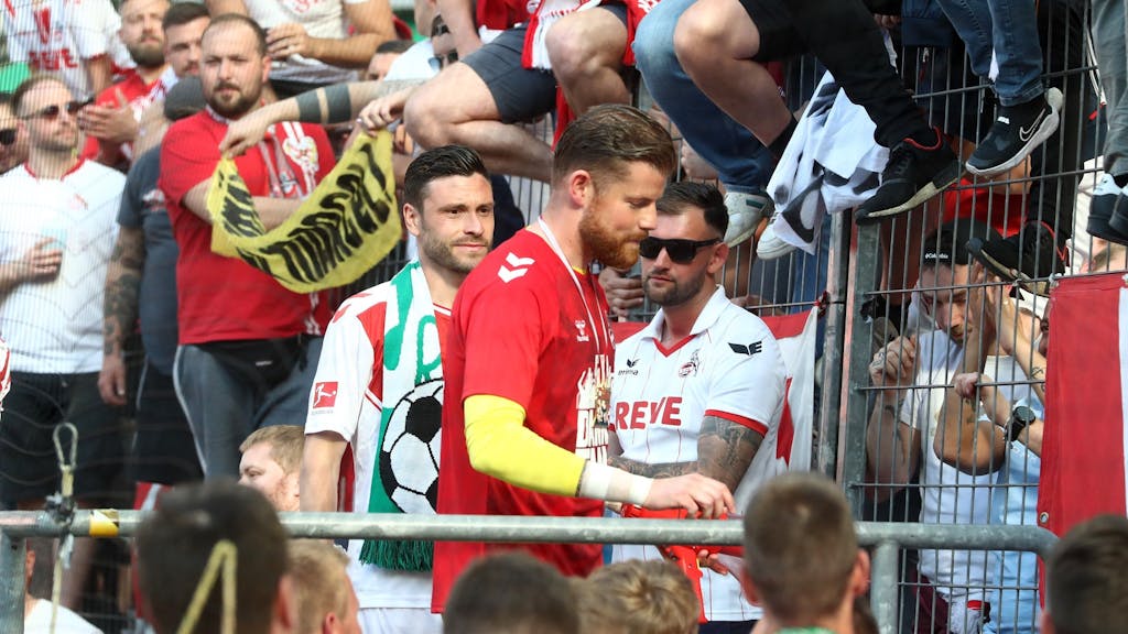 Timo Horn und Jonas Hector stehen nach ihrer Abschiedsvorstellung beim 1. FC Köln vor der Südkurve.