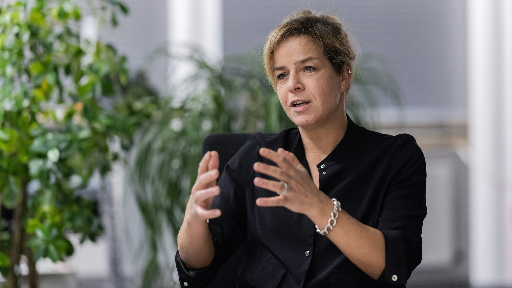 Mona Neubaur (Bündnis 90/Die Grünen), Wirtschafts- und Energieministerin von NRW, spricht bei einem Interview mit der dpa in ihrem Büro im Wirtschaftsministerium.