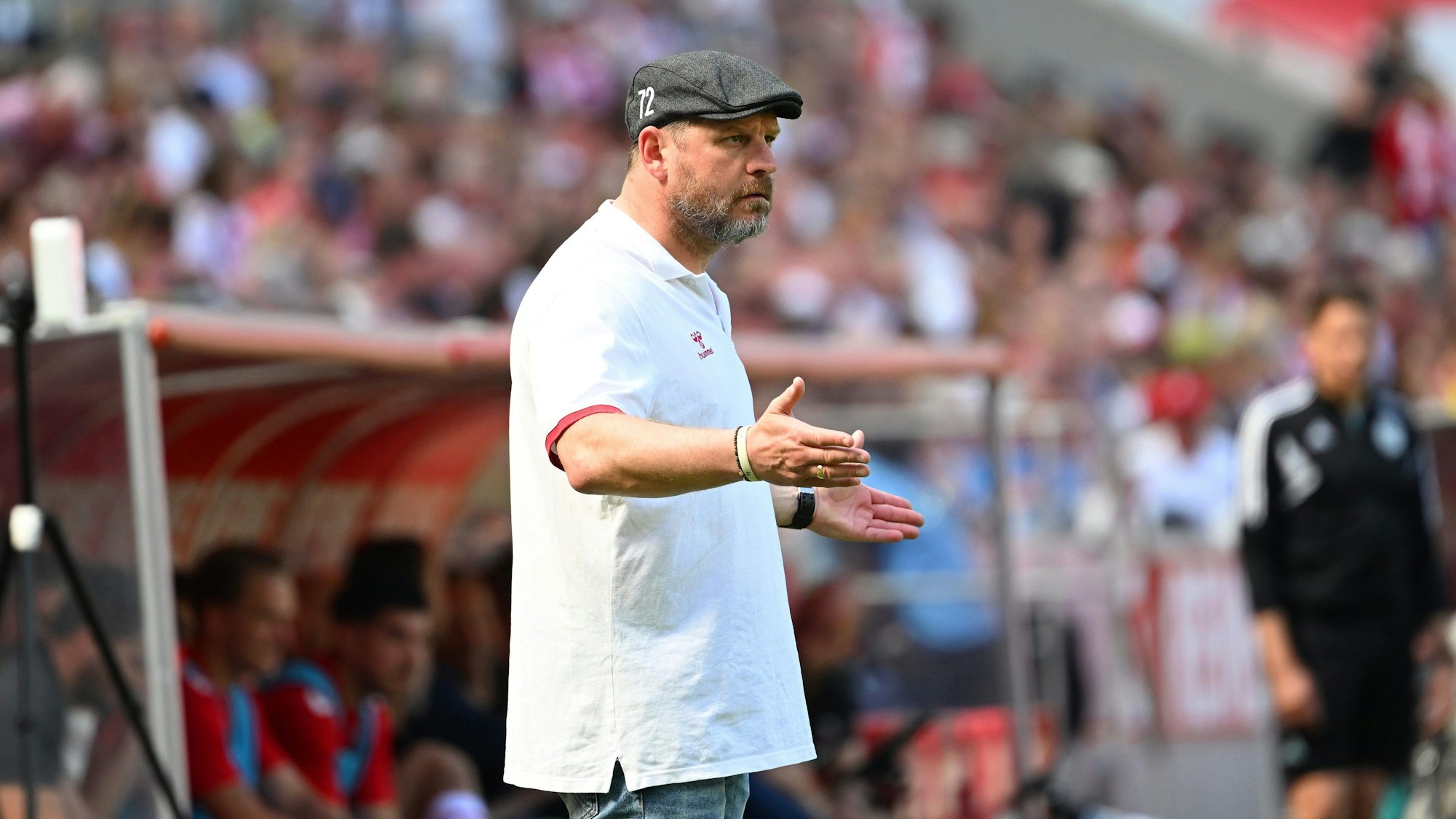 Kölns Trainer Steffen Baumgart coacht an der Seitenlinie.