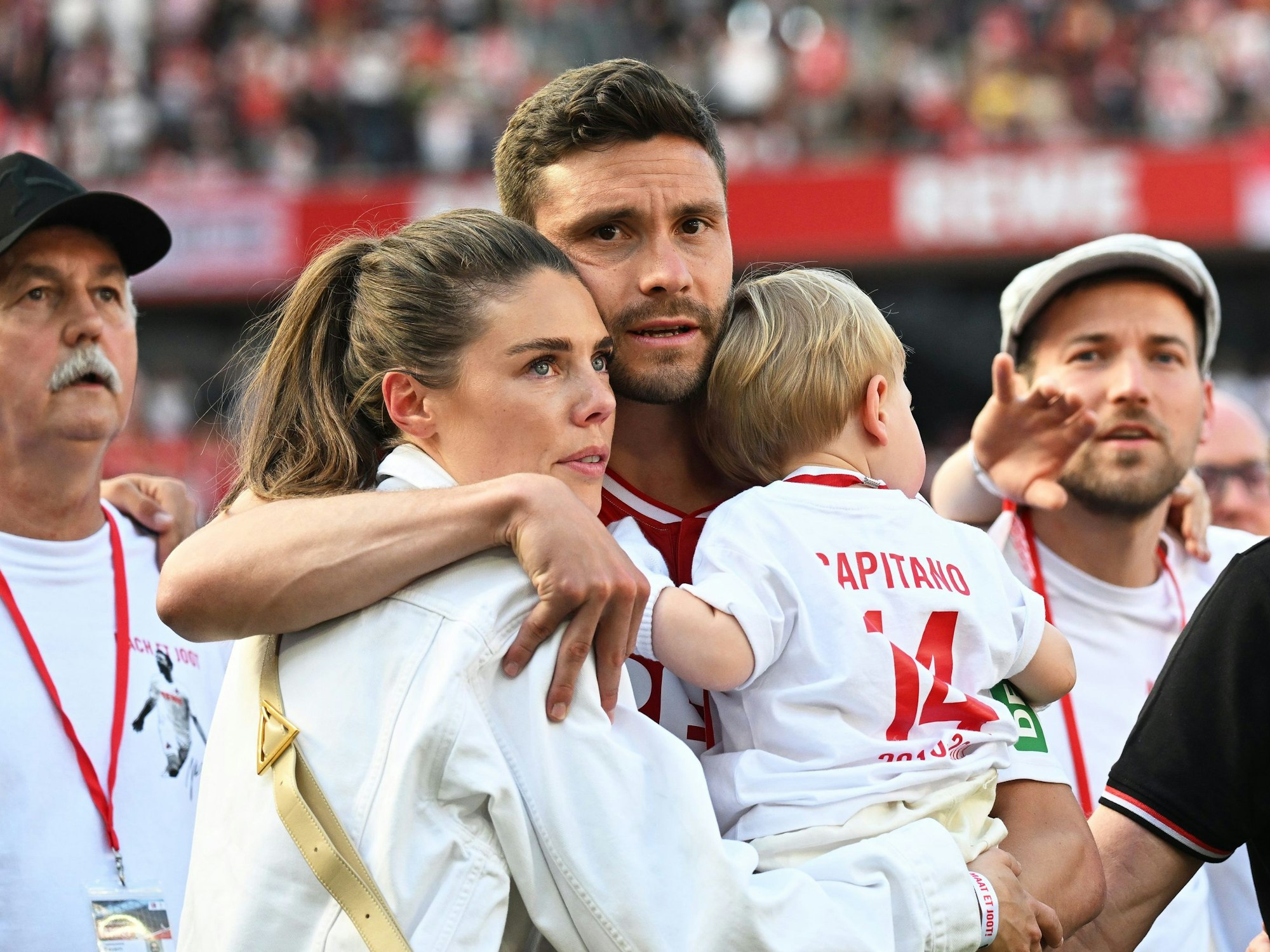 Kölns Jonas Hector (M) neben seiner Frau Anika (2.v.l) und mit Söhnchen Anton im Arm bei seiner Verabschiedung beim 1. FC Köln.