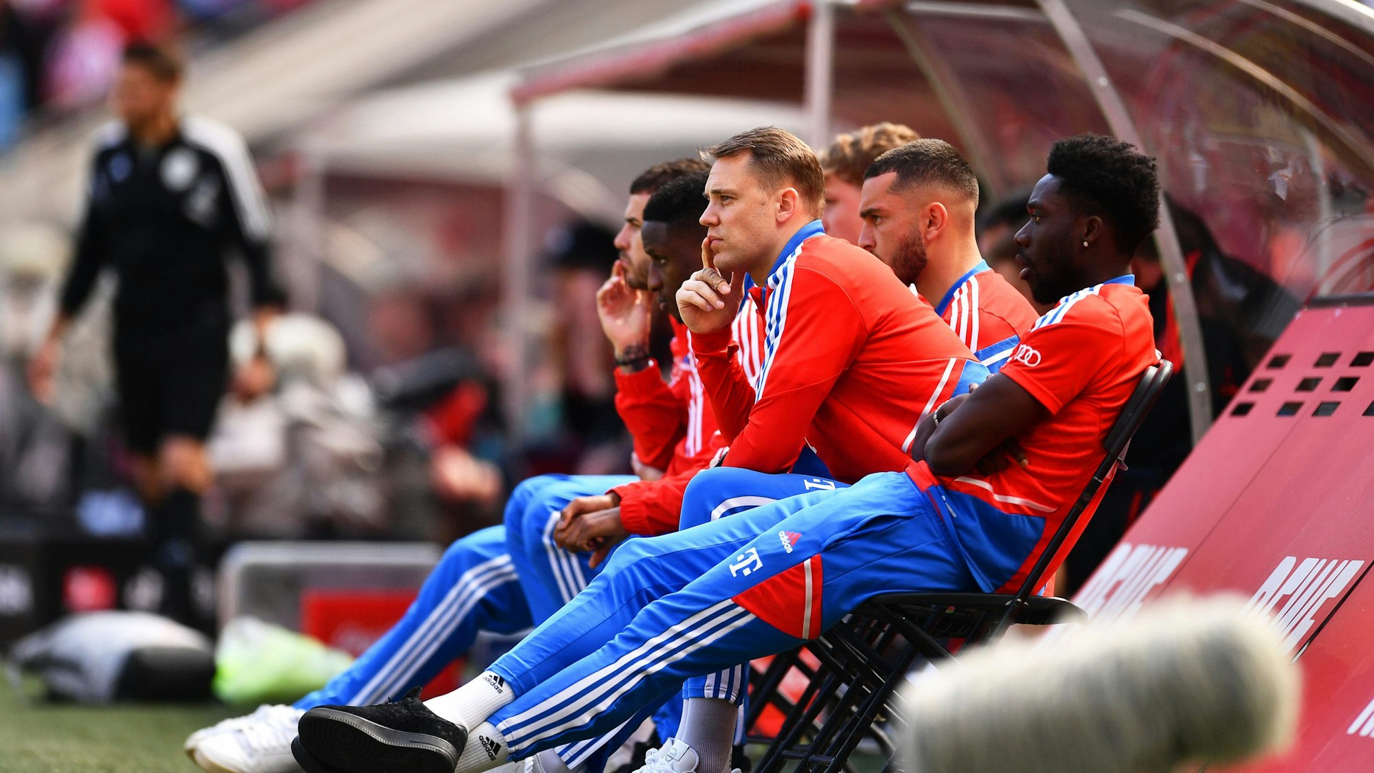 Bayerns Torhüter Manuel Neuer (M) sitzt auf der Bank.