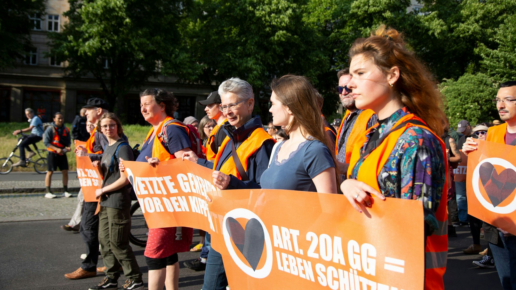26.05.2023, Berlin: Unterstützer der Klimaaktivisten von Letzte Generation demonstrieren in Berlin gegen die Einstufung als kriminelle Vereinigung durch die Behörden.