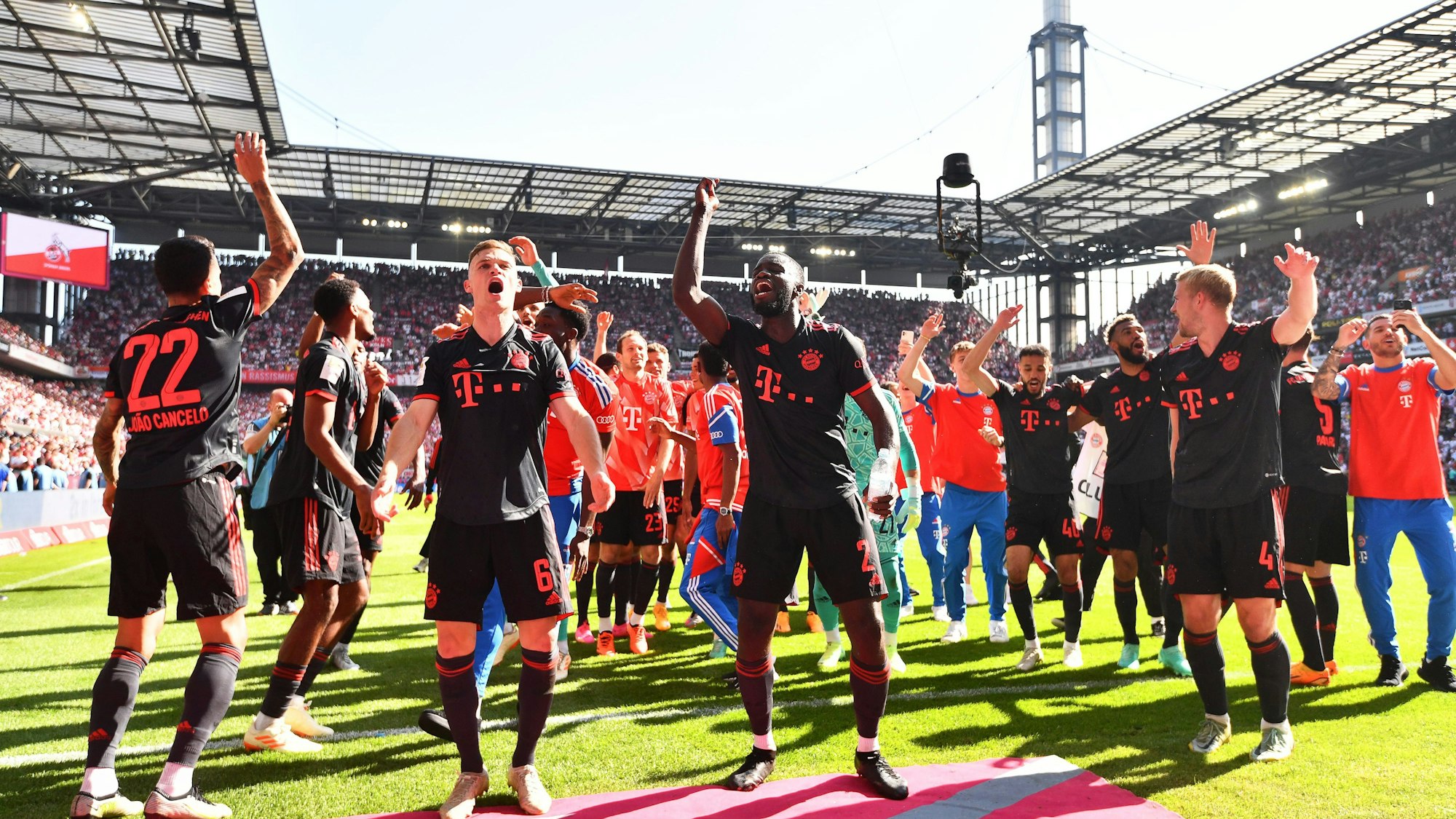 Bayerns Spieler feiern und tanzen auf dem Rasen.
