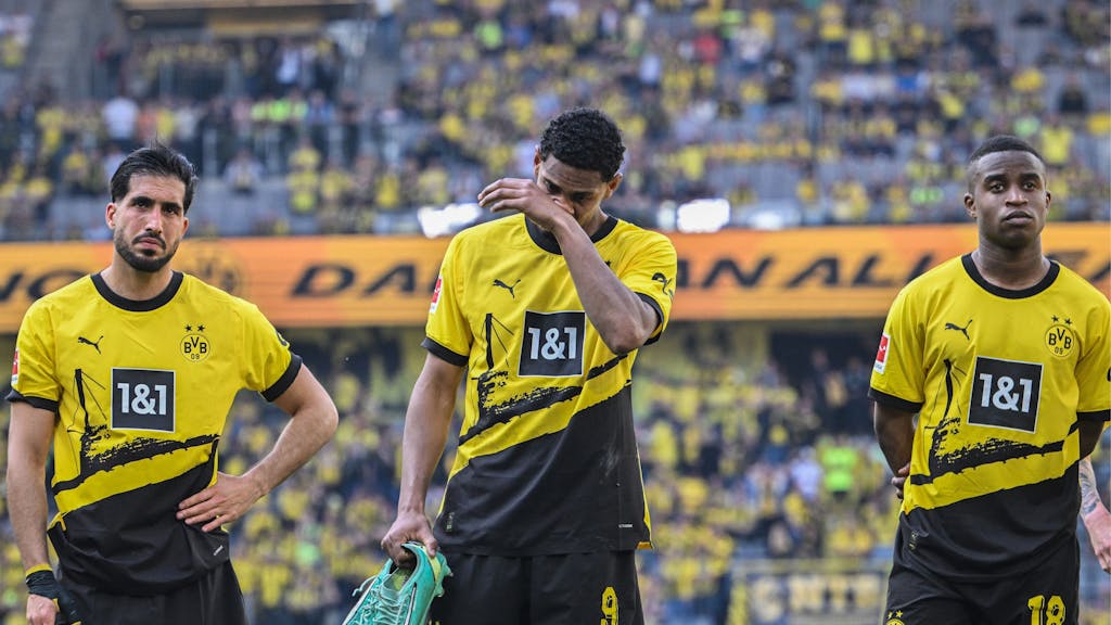 Emre Can, Sebastién Haller und Yousouffa Moukoko stehen nach der verspielten Meisterschaft vor der Dortmunder Südtribüne