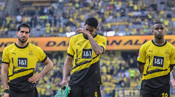 Emre Can, Sebastién Haller und Yousouffa Moukoko stehen nach der verspielten Meisterschaft vor der Dortmunder Südtribüne