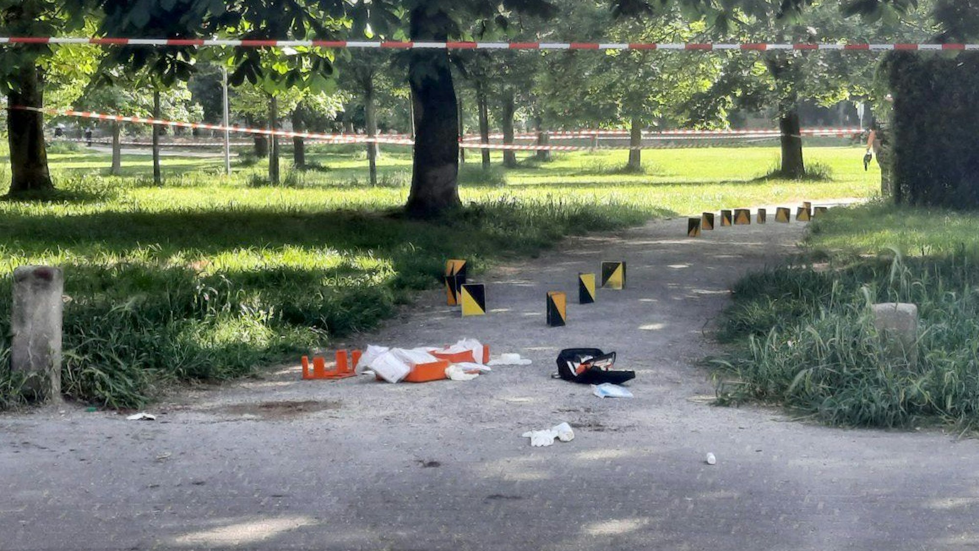 Markierungen der Polizei dokumentieren den Tatort in einem abgesperrten Bereich im Böcking-Park.