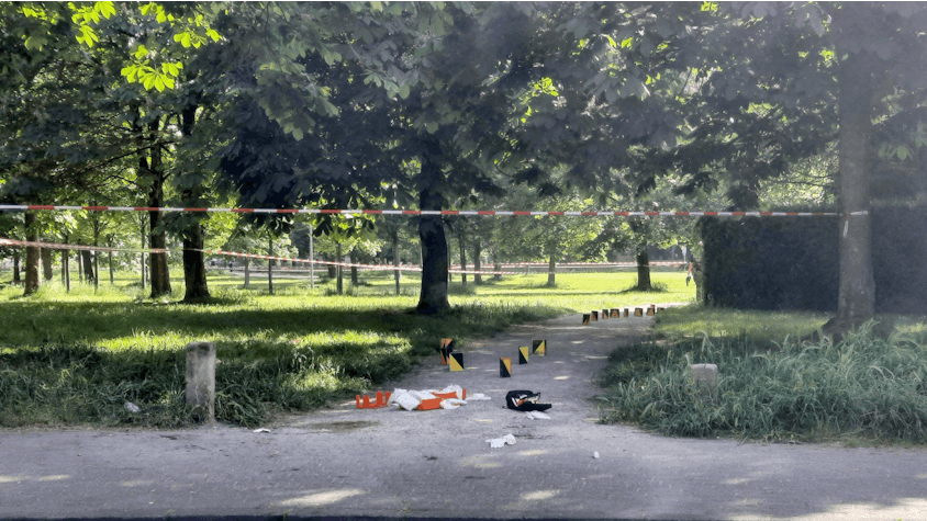 Markierungen der Polizei dokumentieren den Tatort in einem abgesperrten Bereich im Böcking-Park.&nbsp;