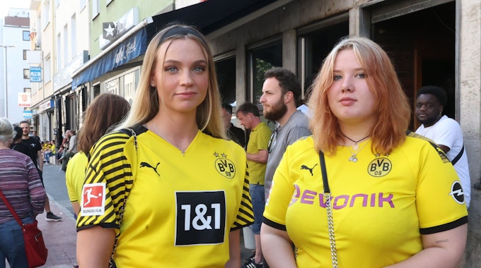 Die BVB Fans Anna und Sonja stehen vor der Kölschbar.