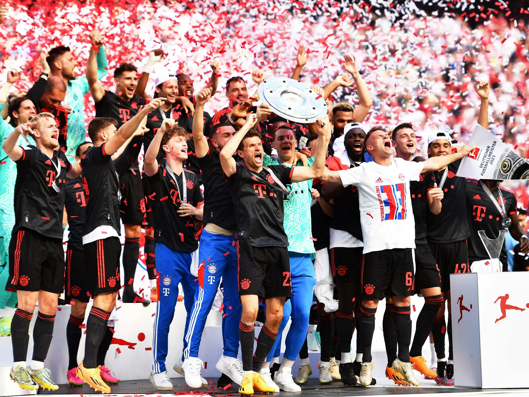Die Spieler des FC Bayern München feiern in der Bundesliga die Meisterschaft.