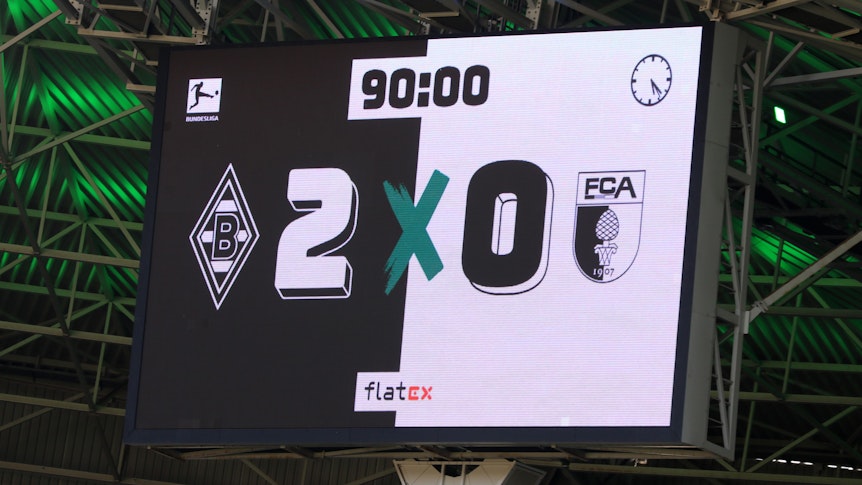 Borussia Mönchengladbach hat das Bundesliga-Duell mit dem FC Augsburg am Samstag (27. Mai 2023) mit 2:0 für sich entschieden. Das Foto zeigt die Anzeigetafel im Borussia-Park mit dem Endstand.