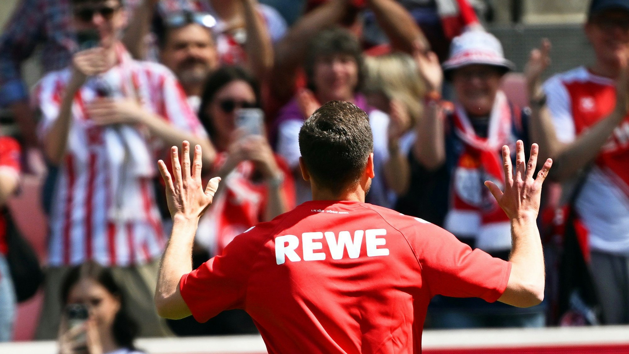 Kölns Jonas Hector grüßt vor dem Spiel die Fans.