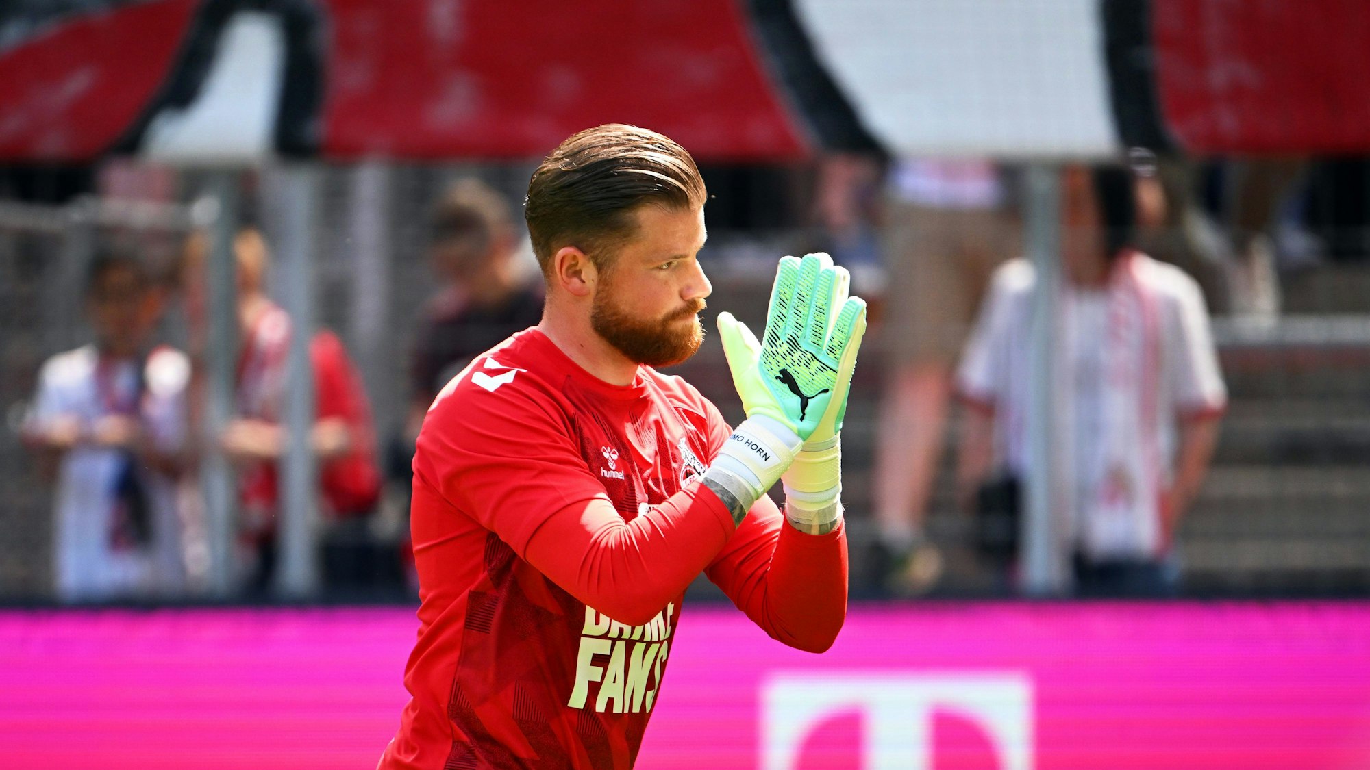 Kölns Torhüter Timo Horn applaudiert vor dem Spiel den Fans.