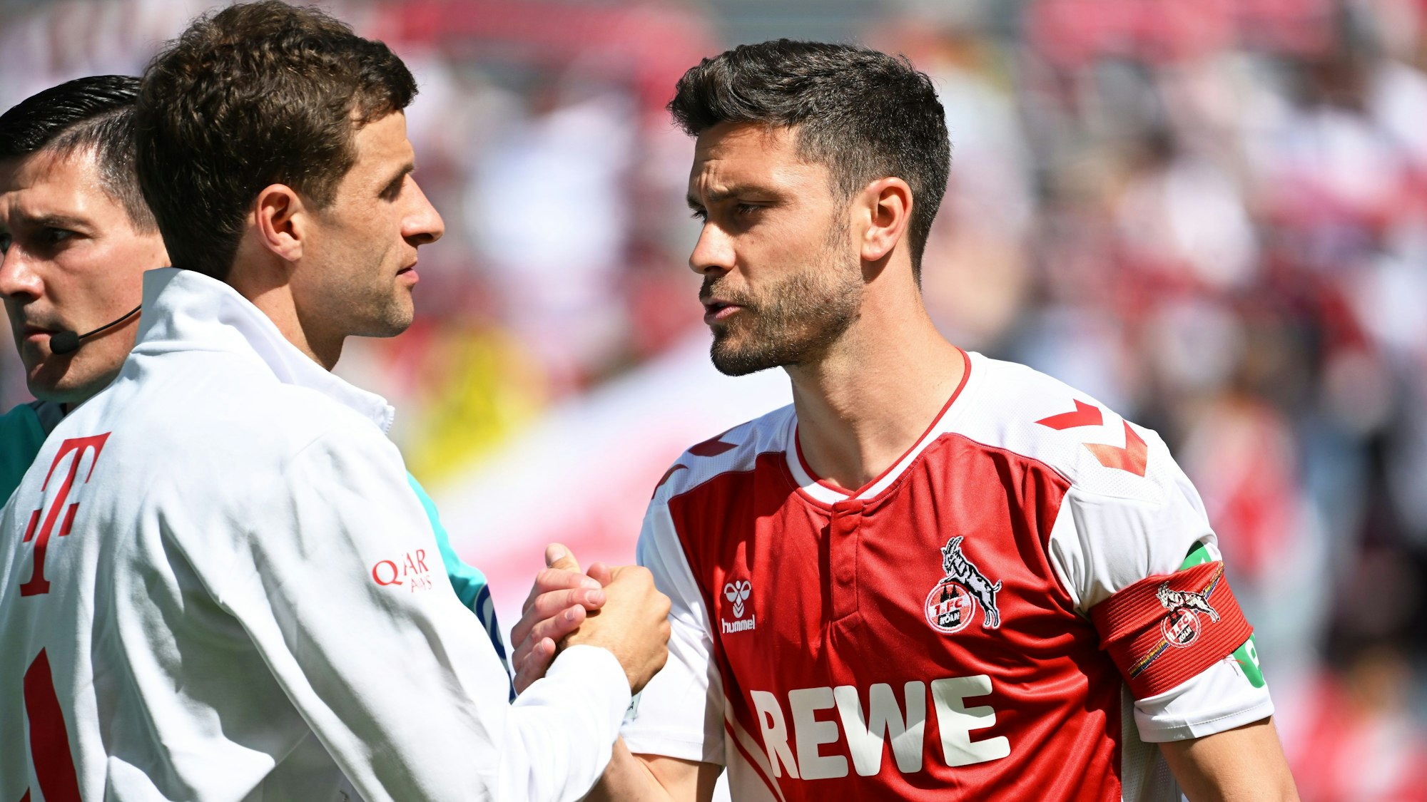 Jonas Hector (r) und Bayerns Thomas Müller begrüßen sich vor dem Spiel.