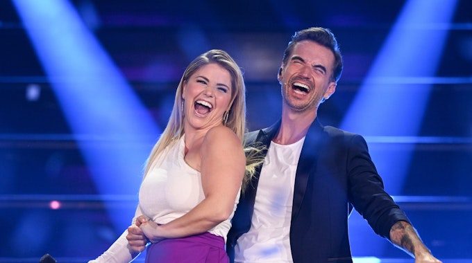 Die Schweizer Schlagersängerin Beatrice Egli und der deutsche Sänger und Moderator Florian Silbereisen stehen während der Fernsehshow „Der große Schlagerabschied“ gemeinsam auf der Bühne.
